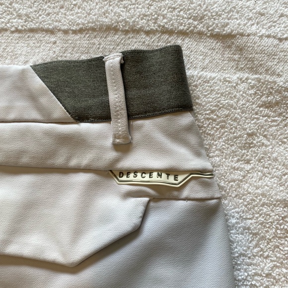 Descente Men’s golf pants. Size is 34 and color is White - Picture 2 of 5
